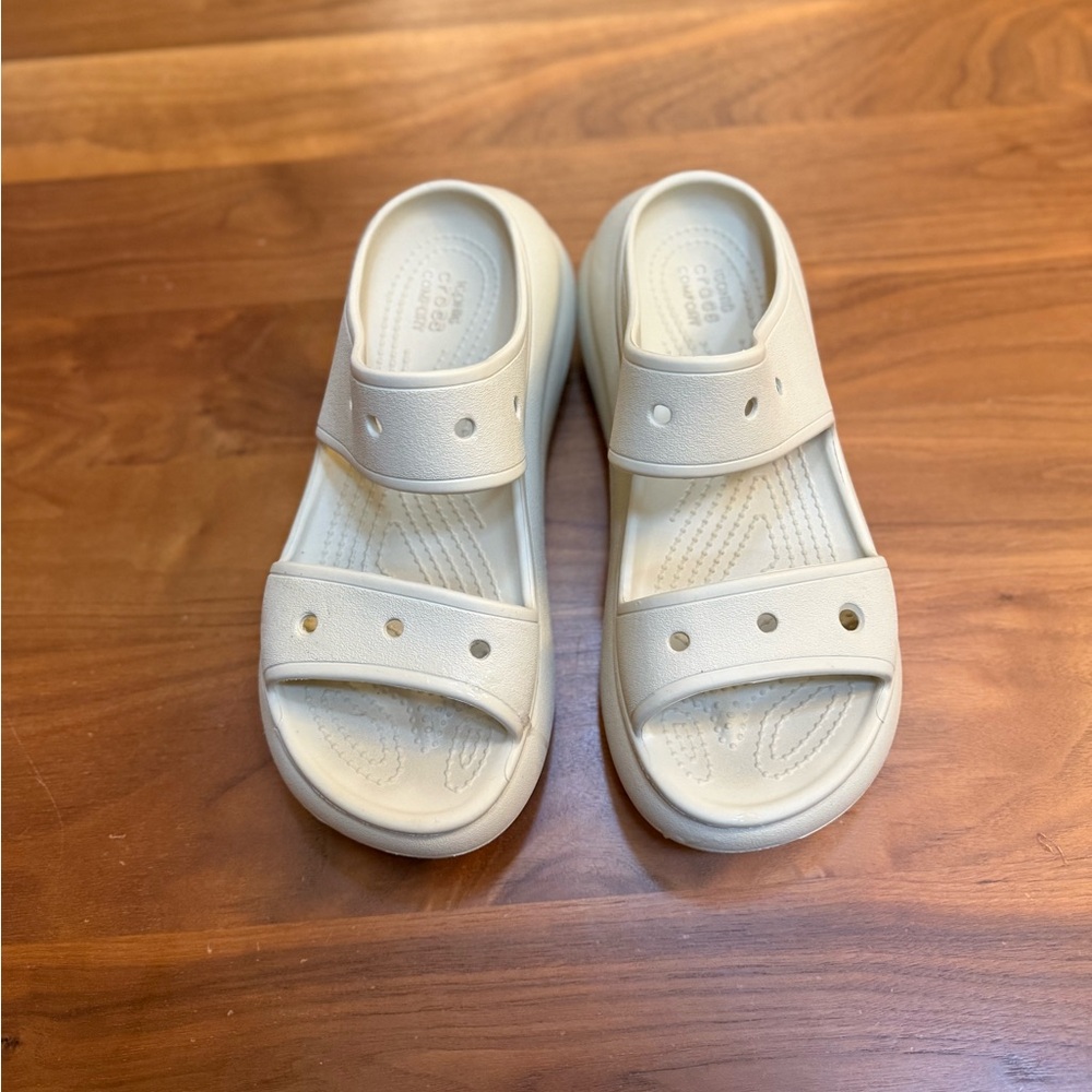 Crocs platform sandals size 7 - Bundle and take 25% off 😊!